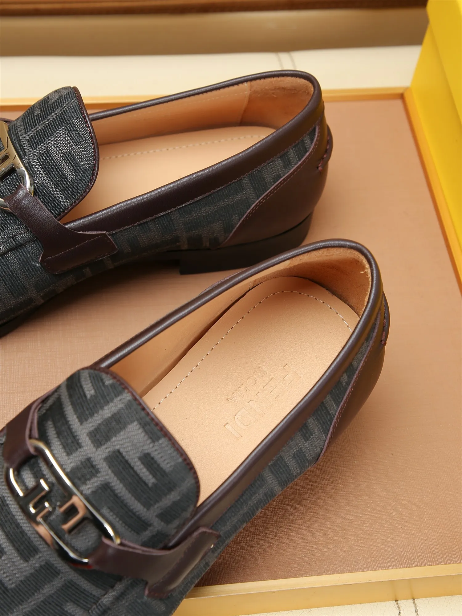Men's shoes💰460 🕷🕷【FENDI】The latest men's formal leather shoes🇨🇳Classic series not to be missed💯The first layer is made of imported first-layer cowhide☘Original quality, the leather is smooth and delicate🎋Awesome version, perfect streamlined outline🍇Cowhide lining, size 38-44 (customized at 45.46)...